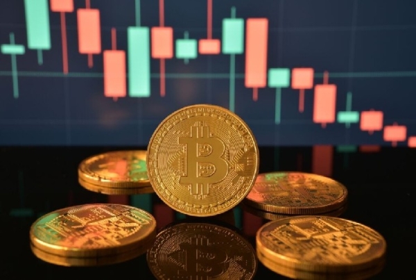 Bitcoin, Ethereum, XRP, Dogecoin Dip as Trump Reinstates Strait of Hormuz Blockade: Analyst Says Whales ‘Actively Accumulating’ BTC