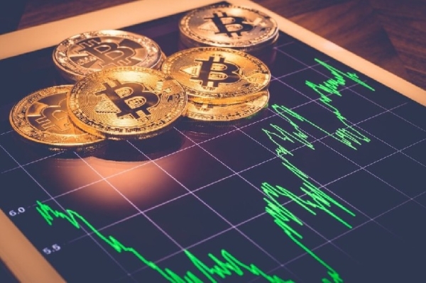 Bitcoin, Ethereum, XRP, Dogecoin Gain After Trump Holds Off Iran Strikes: Analyst Sees ‘Strong and Vital Move’ by BTC if This Happens