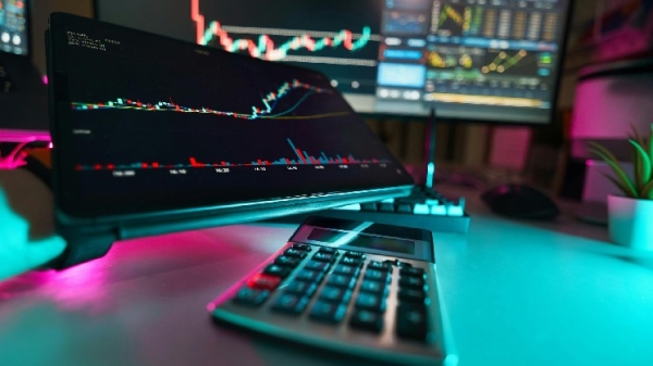 Bitcoin withstands $90 oil and rising yields while gold slides. A firm dollar is the catch